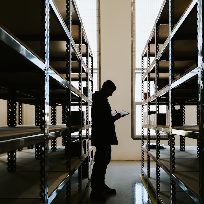 E-commerce, apparaten, consumptiegoederen, dieren, distribueren, distributiecentrum, doorverkopen, drank, exportbedrijf, exporteren, genotmiddelen, grondstoffen, halffabrikaten, handelen, handelshuis, horecagroothandel, importbedrijf, importeren, installaties, internethandel, internetverkoop, koelveem, landbouwproducten, logistiek, machines, magazijn, non-food, opslaan, overslagbedrijf, schoonmaakbedrijf, transporteren, tuinbouwproducten, veembedrijf, veetransport, vervoeren, voedingsmiddelen, vrieshuis, webshop, werktuigen