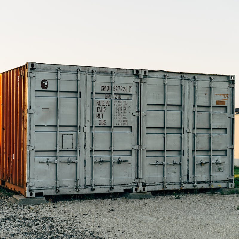 GFT-afval, aluminium, as of slakken van verbranding, autobanden, autowrakken, baggerspecie, beschadigde of afgedankte loodzuuraccu's, beschadigde of afgedankte transformatoren, bouwstoffen, bulkgoed, cement, container, ertsen of derivaten van ertsen, gebruikt actief kool, gebruikt straalgrit, gebruikte gepantserde papier-loodkabels, gebruikte glasvezelkabels, gebruikte oliedrukkabels, gebruikte oliefilters, gebruikte papiergeïsoleerde grondkabels, gereedschap, geshredderd hout, geshredderd metaal, groenafval, grond, houtsnippers, ijzer, inert, kabels, karton, laadkade, lekkende goederen, loskade, loswal, magazijn, opslag, opslagterrein, overslaan, papier, roestvast staal, schroot, silo, slachtafval, snoeihout, spoorbielzen, spullen, steenkolen, steenkool, storage, stortgoed, straatmeubilair, strooizout, stuifgevoelige goederen, stukgoed, tapijt, teerhoudend asfalt, teerhoudend dakafval, textiel, tuinmeubilair, uitlogende goederen, vermestende goederen, vlakglas, voedselafval, voorraad, zand, zwavel