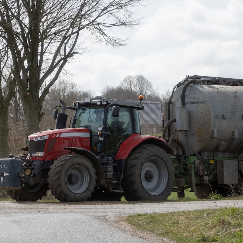 champost, dierlijke mest, digestaat, dikke fractie, drijfmest, dunne fractie, dunne mest, foliebassin, gier, gierkelder, giertank, kippenmest, koeienmest, koemest, mestbassin, mesthoop, mestkelder, mestplaat, mestsilo, mesttank, mestvaalt, mestzak, paardenmest, scheiden, stalmest, steekvaste mest, urine, varkensmest, vaste mest, vloeibare mest