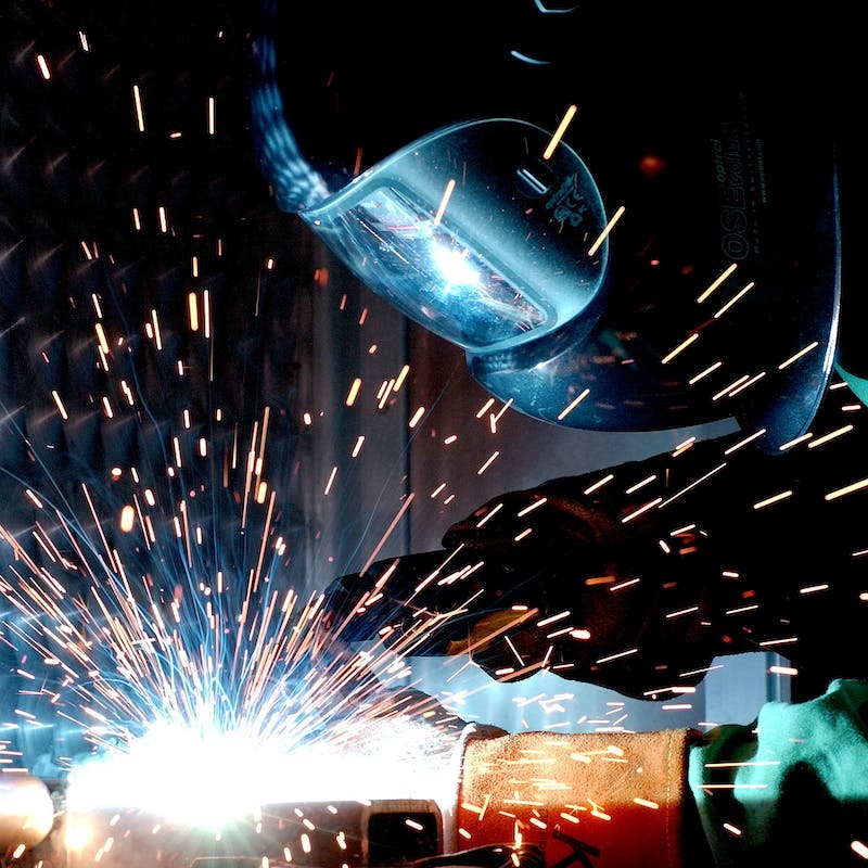 CNC, MAG-lassen, MIG-lassen, OP-lassen, TIG-lassen, acetyleen, afbramen, aluminium, autogeen lassen, bankwerkerij, beitel, beitsbad, beitsen, booglassen, boren, borstelen, bronsgieterij, brootsen, buigen, bundellassen, centrifugaal gieten, circulatiebeitsen, coquille gieten, dieptrekken, dompelbad, dompelen, dompelsolderen, draadsnijden, draaibank, draaien, droogijsstralen, droogstralen, druklassen, duntrekken, duurvorm, elektrolytisch of chemisch polijsten, elektronenbundellassen, etsbad, etsen, extruderen, felsen, fijnmechanisch, flessen, forceren, frezen, gieten, gieterij, gietproces, glasparelstralen, golfsolderen, goud, graveren, gritstralen, gutsen, hardsolderen, hittebehandeling, hogedruk waterstralen, honen, hoogtemperatuursolderen, ijzerzaag, inductiesolderen, interen, kanten, keramische vorm, klinken, knabbelen, knippen, koolzuurstralen, koper, korund, kotteren, kralen, kwastbeitsen, laserlassen, lasersnijden, lasersolderen, laskar, lasrobot, lasrookafzuiginstallatie, lassen, laswerk, leppen, lood, lost foam, mechanisch afwerken, mechanisch en thermisch bewerken, mechanisch polijsten, metaalgieterij, natstralen, navormen, non-ferro, ontbramen, ontlakken, ontroesten, ontsmetten, passiveren afbrandstuiklassen, persen, plaatbewerking, plaatwerk, plasmalassen, plasmasnijden, platina, pneumatisch stralen, poederlassen, ponsen, projectielassen, puntlassen, pyrolyse oven, pyrolytische reiniging, reinigen, rolnaadlassen, sandblasting, schaven, schoonbranden, schuren, schuurmachine, shredderen, slijpen, slijpmachine, slijptol, smeden, smelten, smeltproces, snijbranden, snijtechniek, soldeerbout, soldeerbrander, solderen, spaanloos bewerken, speedblast, sproeibeitsen, spuitgieten, staalborstelen, staalstralen, stansen, steken, stiftlassen, stofvrij stralen, straalcabine, straalgrit, straalhal, straalketel, stralen, stralingslassen, strekken, strippen, superfijnen, tappen, thermische reiniging, trekken, trommelen, uithoeken, ultrahogedruk waterstralen, vacuümstralen, vacuümzandstralen, verspanend bewerken, vloeidraaien, vonkverspanen, walsen, walshuid, warmpersen, watersnijden, waterstraalsnijden, weerstandlassen, weerstandstuiklassen, werpstralen, wervelbed, zachtsolderen, zagen, zandstraalmachine, zandstralen, zandvorm, zetten, zilver, zink, zinksolderen