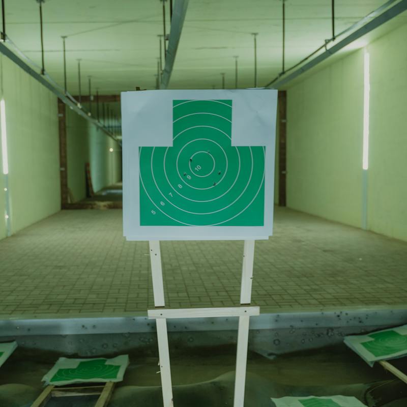 baanzool, binnenschietbaan, buitenschietbaan, explosieven, geweerschieten, handboogschieten, handgranaatbaan, kleiduivenbaan, kruisboogschieten, militaire schietbaan, ontploffing, pistoolschieten, schietoefening, schietsport, schietsportaccomodatie, schietsportvereniging, vuurwapen