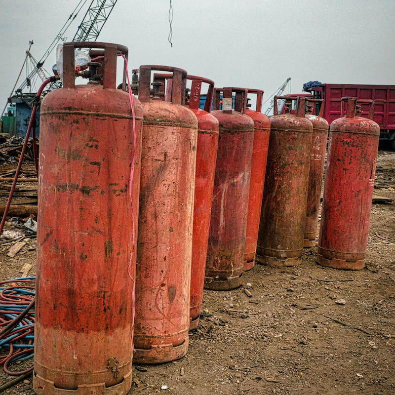 IBC, accuzuur, acetyleenfles, acetyleengas, afbijtmiddel, alcohol, antivriesmiddel, batterijen, benzine, besstrijdingsmiddel, bijtende stof, blik, box, brandbare stof, brandcompartiment, brandgevaarlijke stof, brandstof, bunker, butaan, butagas, campinggas, chemische stoffen, container, desinfectiemiddel, doos, doseervat, drum, fles, gaspatroon, gewasbeschermingsmiddel, gifstof, inkt, jerrycan, kast, kit, kluis, koelvloeistof, lasgas, lijm, loog, oplosmiddel, opslagplaats, peroxide, perslucht, propaangas, remvloeistof, schoonmaakmiddel, spuitbus, stikstoffles, tankcontainer, technisch gas, thinner, tolueen, tube, vat, verf, zuur